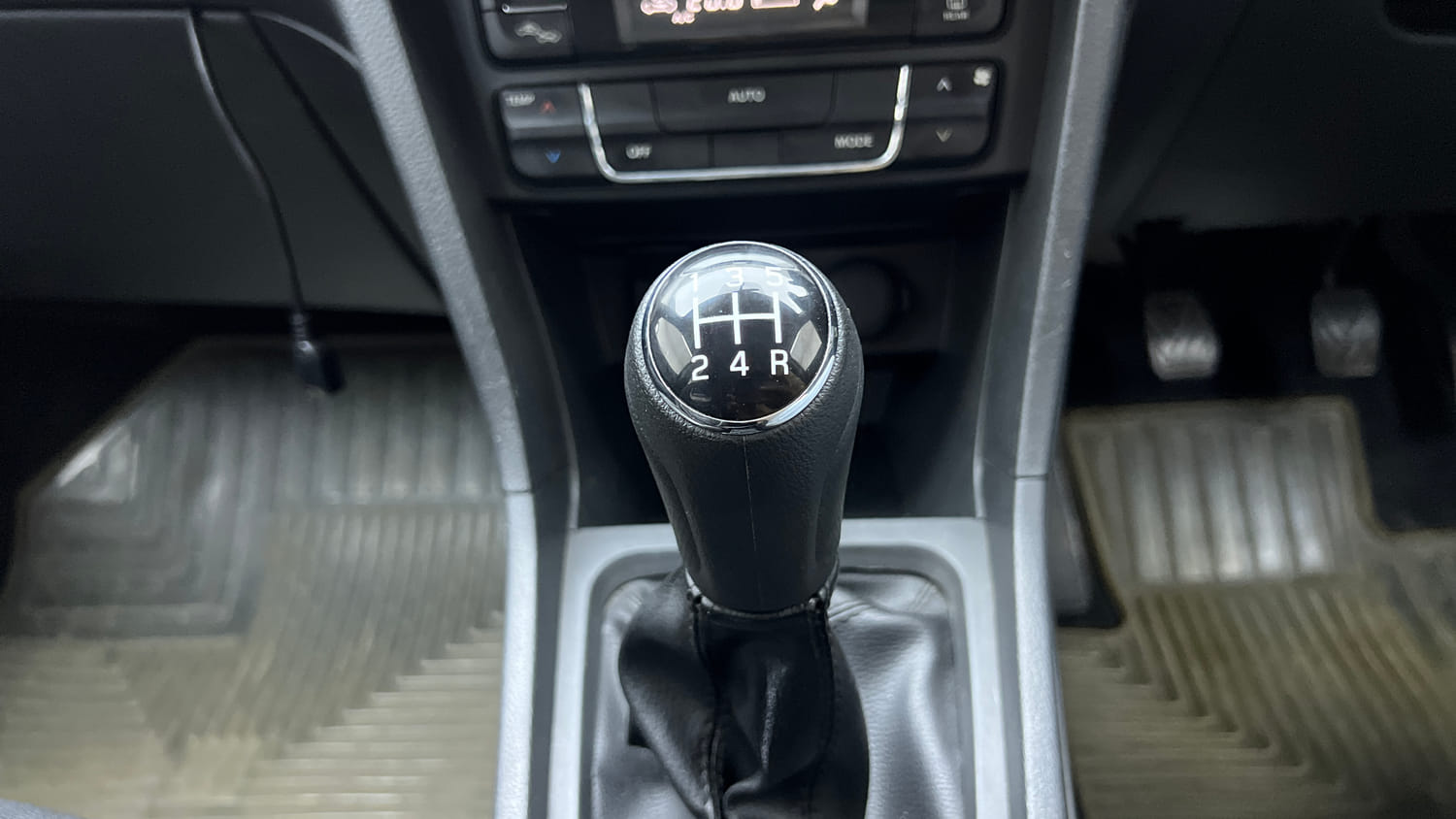 Used 2016 Maruti Suzuki Vitara Brezza [2016-2020] ZDi Diesel Manual interior GEAR  KNOB VIEW