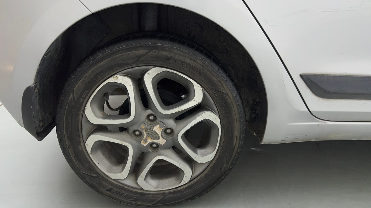 Used 2018 Hyundai Elite i20 Asta 1.2 (O) Petrol Manual tyres RIGHT REAR TYRE RIM VIEW