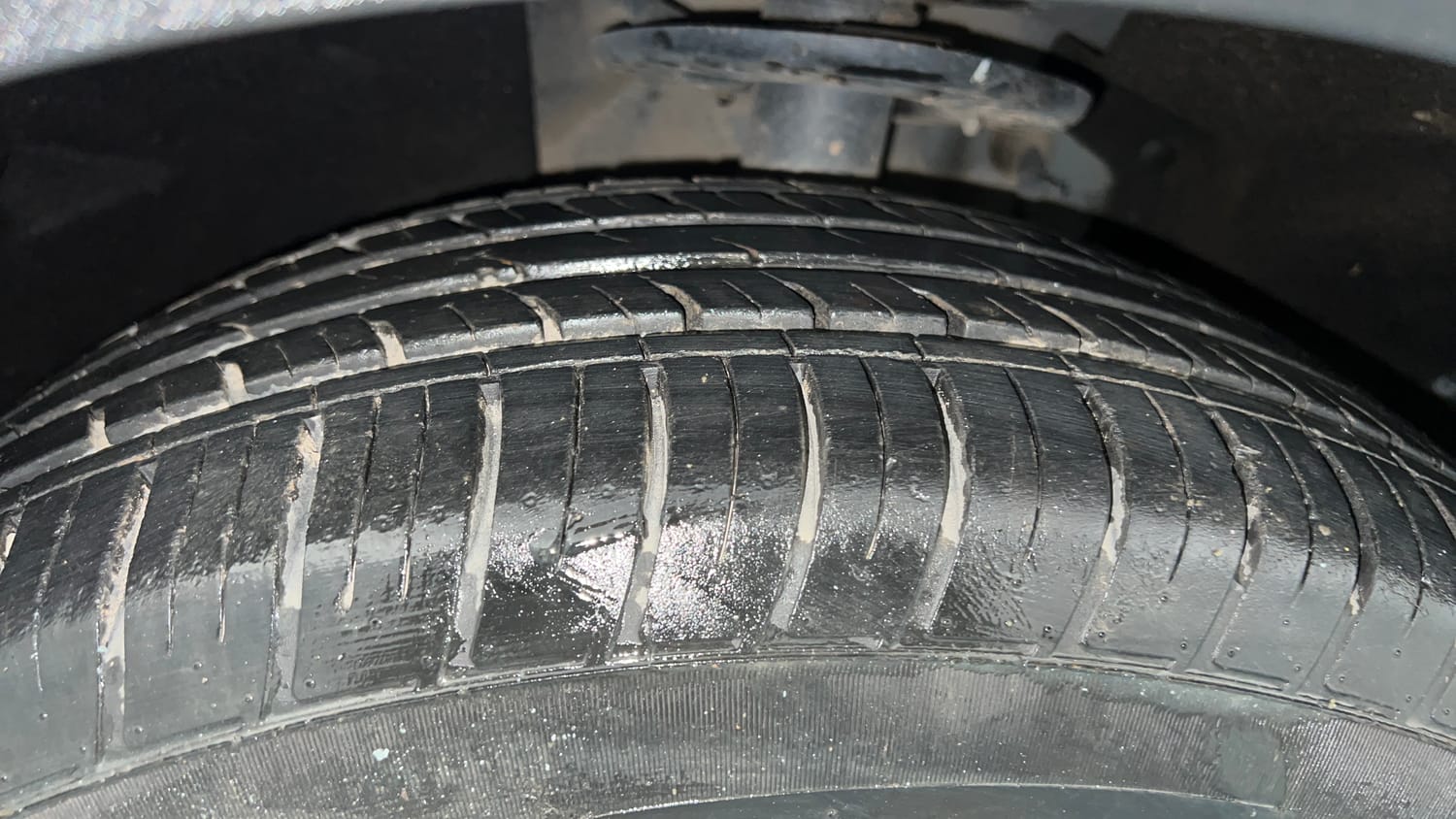 Used 2021 Mahindra XUV700 AX 7 Petrol AT Luxury Pack 7 STR Petrol Automatic tyres LEFT FRONT TYRE TREAD VIEW