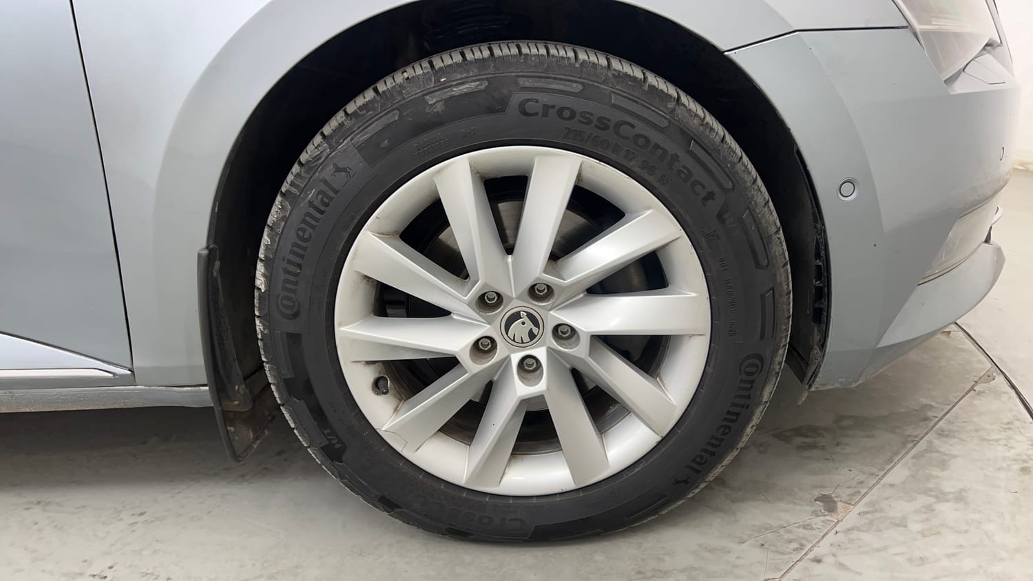 Used 2019 Skoda Superb L&K TDI AT Diesel Automatic tyres RIGHT FRONT TYRE RIM VIEW
