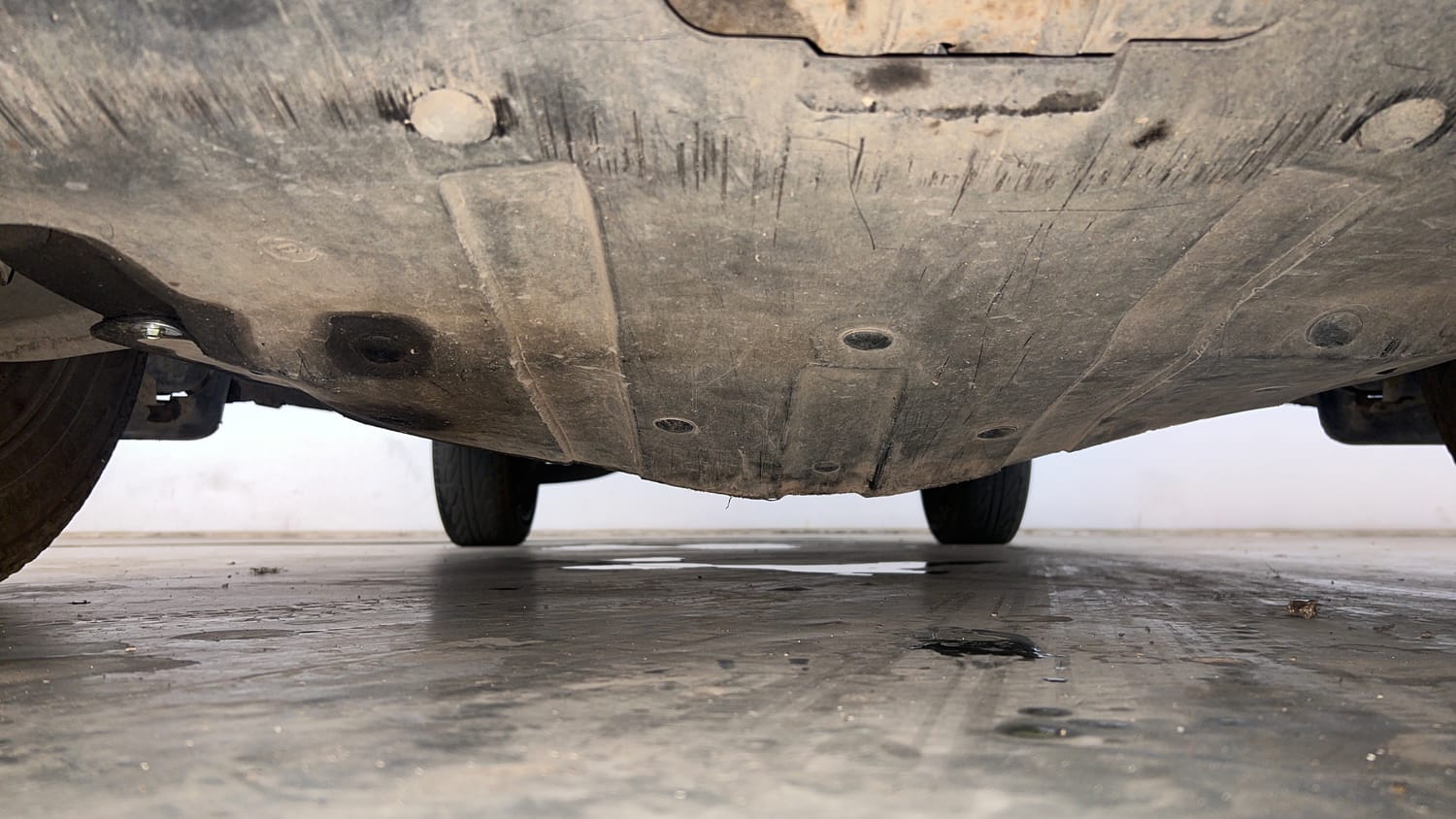 Used 2016 Mahindra XUV500 W4 Diesel Manual extra FRONT LEFT UNDERBODY VIEW