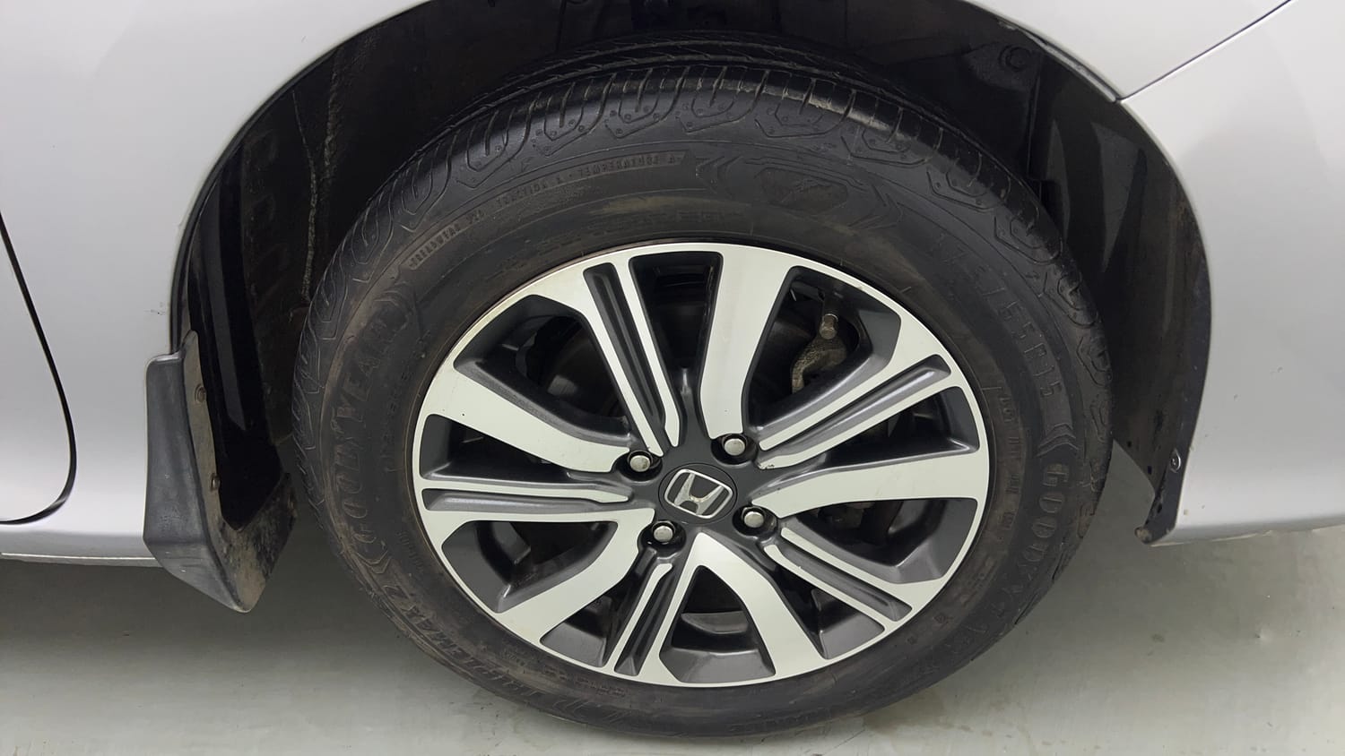 Used 2019 Honda City V Petrol Petrol Manual tyres RIGHT FRONT TYRE RIM VIEW