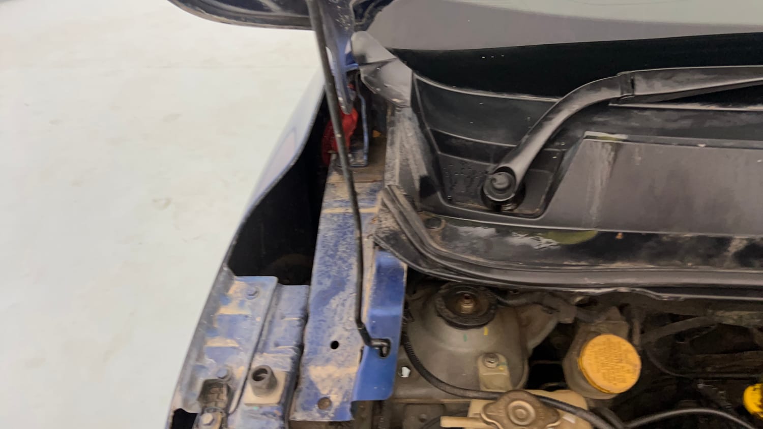Used 2019 Renault Triber RXZ Petrol Manual engine ENGINE RIGHT SIDE HINGE & APRON VIEW