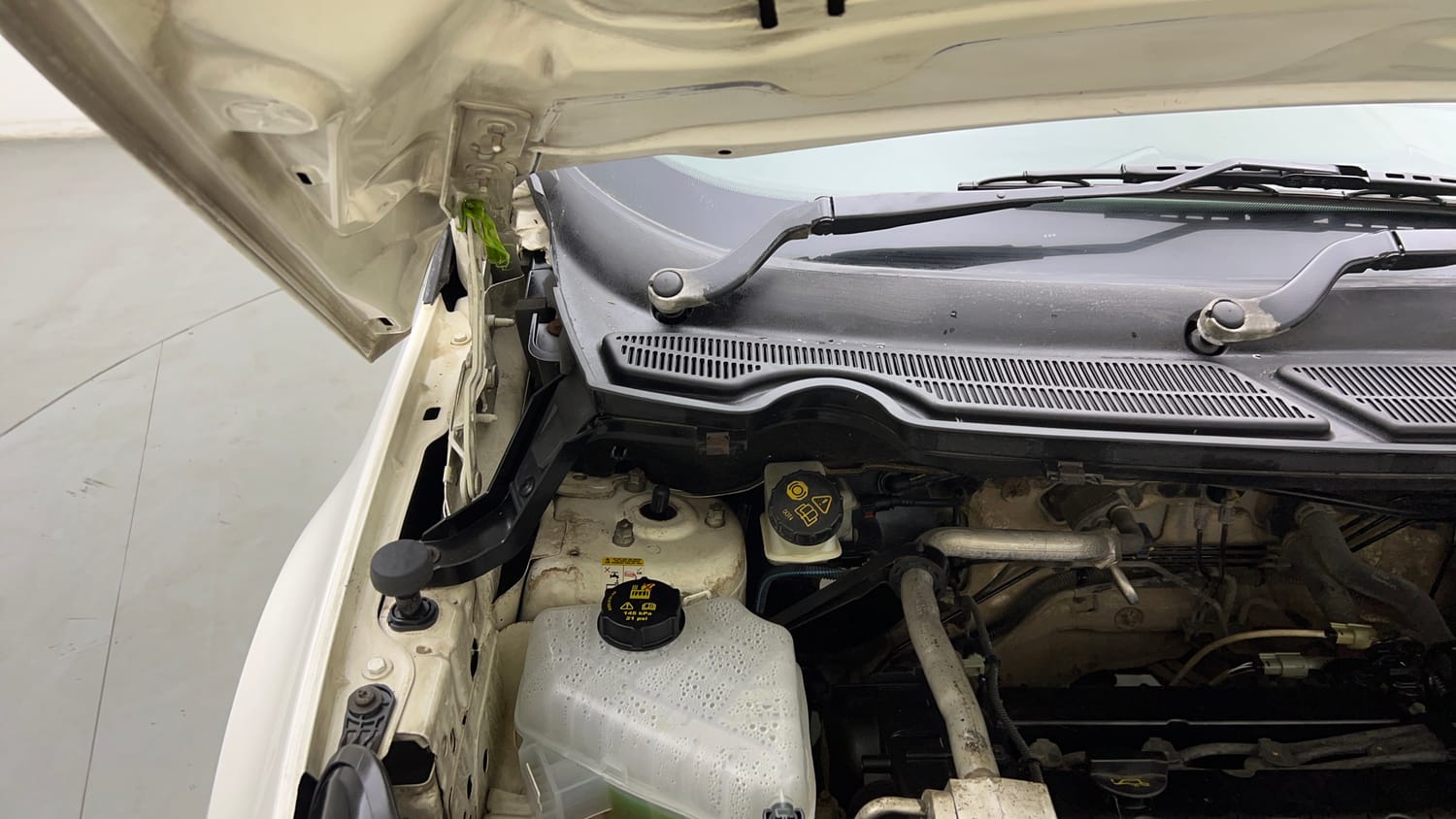 Used 2014 Ford EcoSport Titanium 1.5 Ti-VCT Petrol Manual engine ENGINE RIGHT SIDE HINGE & APRON VIEW