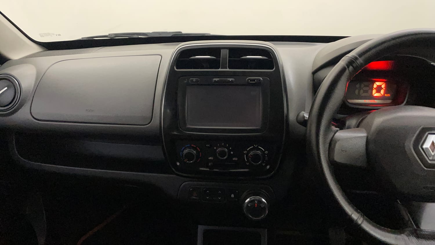 Used 2018 Renault Kwid 1.0 RXT AMT Petrol Automatic interior MUSIC SYSTEM & AC CONTROL VIEW