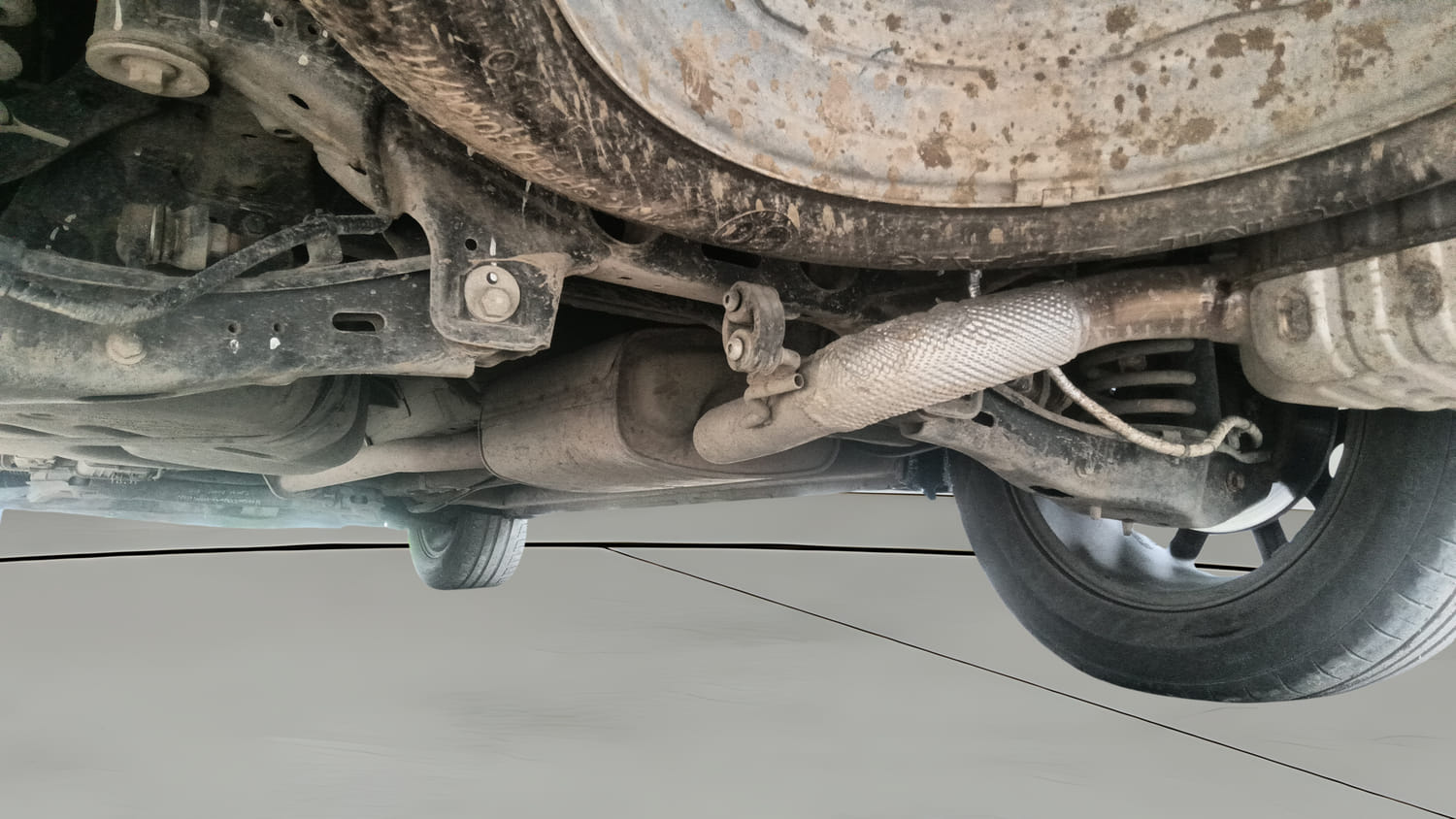 Used 2021 Mahindra XUV700 AX 7 Petrol AT Luxury Pack 7 STR Petrol Automatic extra REAR RIGHT UNDERBODY VIEW