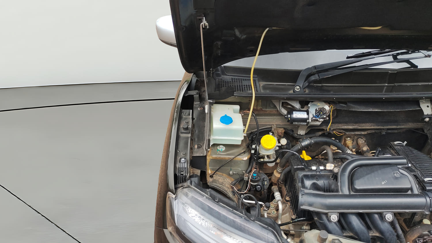 Used 2022 Renault Kwid RXT 1.0 AMT Petrol Automatic engine ENGINE RIGHT SIDE HINGE & APRON VIEW