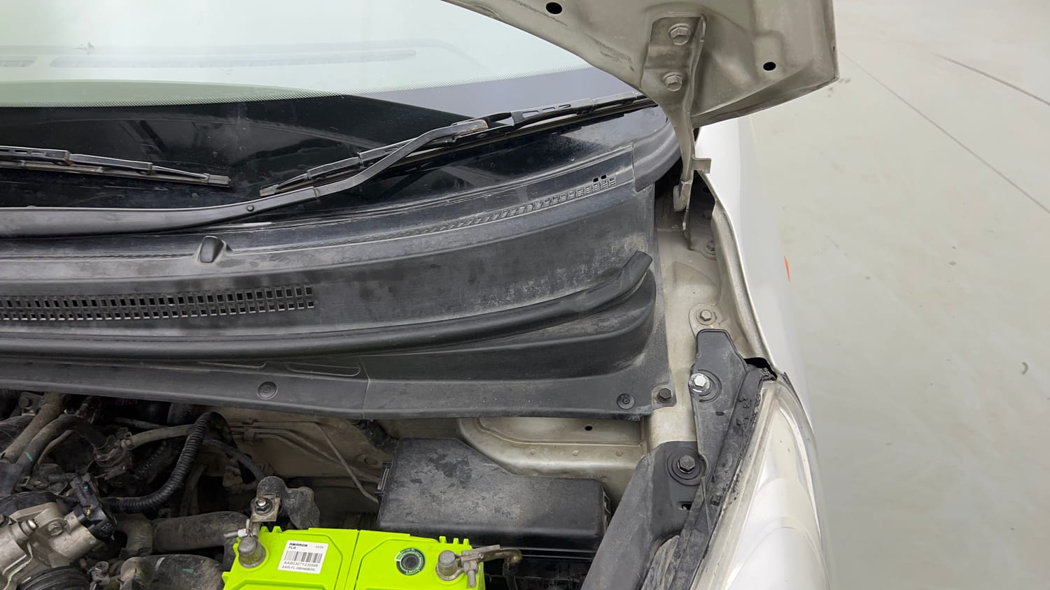 Used 2014 Hyundai i10 Sportz 1.1 iRDE2 Petrol Manual engine ENGINE LEFT SIDE HINGE & APRON VIEW