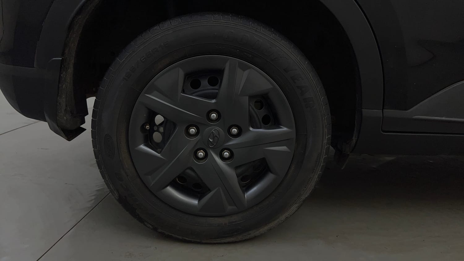 Used 2023 Hyundai Venue SX 1.2 Petrol Petrol Manual tyres RIGHT REAR TYRE RIM VIEW