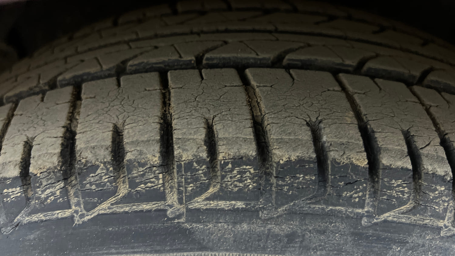 Used 2014 Hyundai Verna Fluidic 1.6 VTVT SX AT Petrol Automatic tyres LEFT FRONT TYRE TREAD VIEW