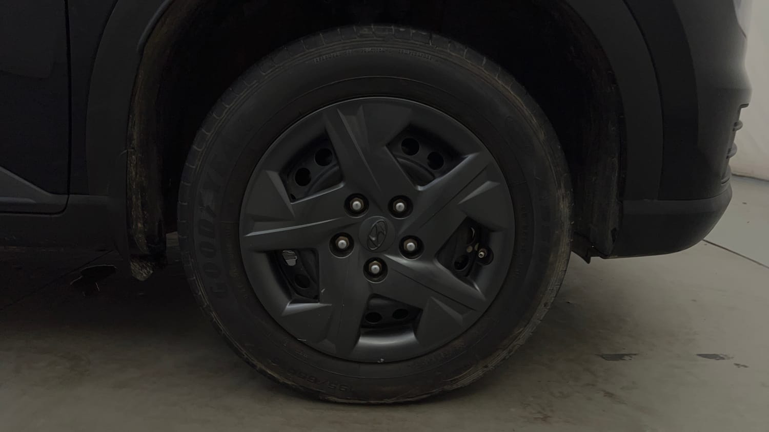 Used 2023 Hyundai Venue SX 1.2 Petrol Petrol Manual tyres RIGHT FRONT TYRE RIM VIEW