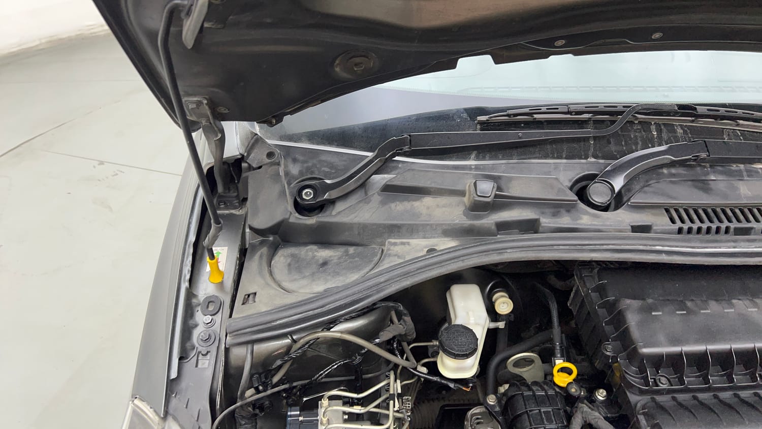Used 2021 Tata Tiago XZ Plus Petrol Manual engine ENGINE RIGHT SIDE HINGE & APRON VIEW