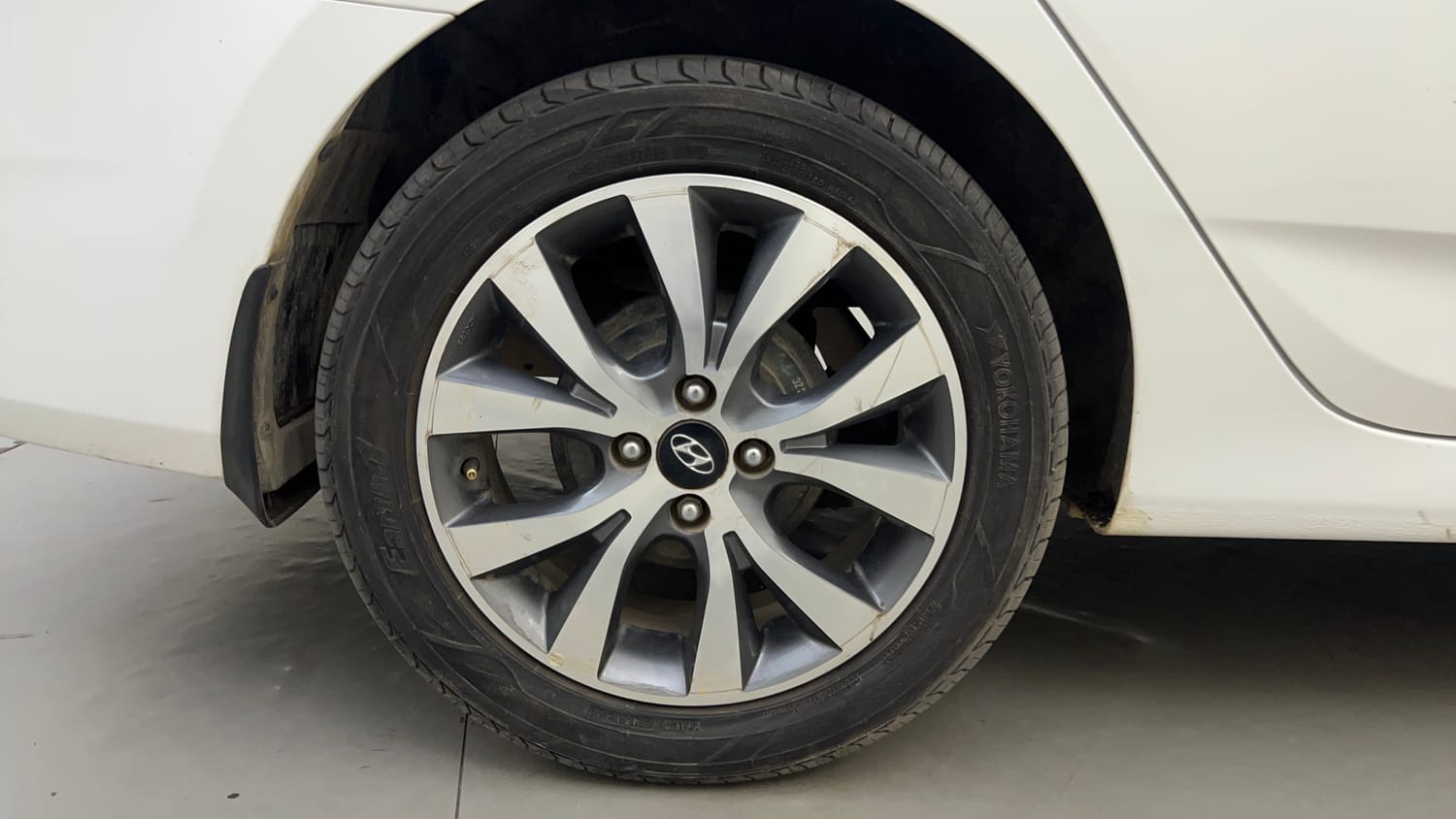 Used 2015 Hyundai Fluidic Verna 4S 1.6 VTVT SX Petrol Manual tyres RIGHT REAR TYRE RIM VIEW