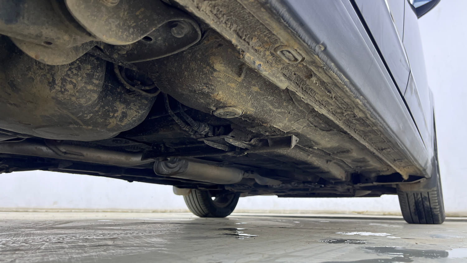 Used 2023 Volkswagen Virtus Topline 1.0 TSI AT Petrol Automatic extra REAR RIGHT UNDERBODY VIEW