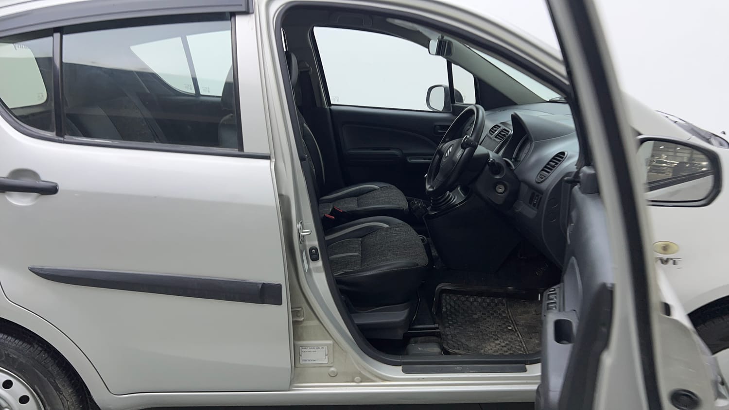 Used 2015 Maruti Suzuki Ritz Lxi BS-IV Petrol Manual interior RIGHT SIDE FRONT DOOR CABIN VIEW