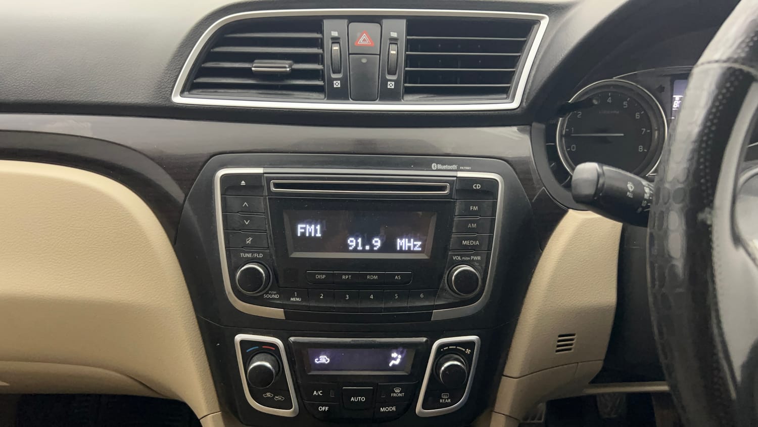 Used 2018 Maruti Suzuki Ciaz Delta 1.4 MT Petrol Manual top_features Integrated (in-dash) music system