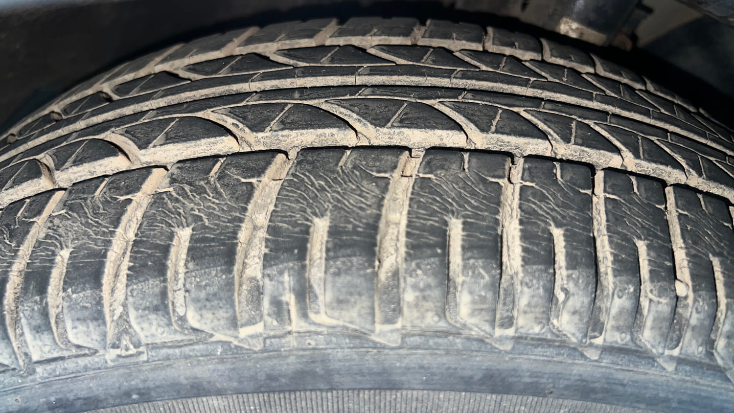 Used 2013 Volkswagen Polo Highline1.2L (P) Petrol Manual tyres RIGHT FRONT TYRE TREAD VIEW