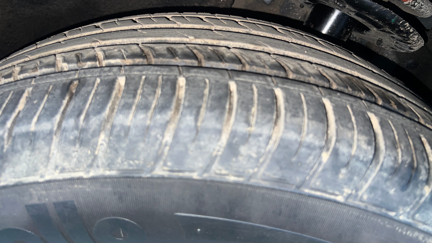 Used 2023 Mahindra XUV700 AX 7 Petrol MT 7 STR Petrol Manual tyres LEFT FRONT TYRE TREAD VIEW