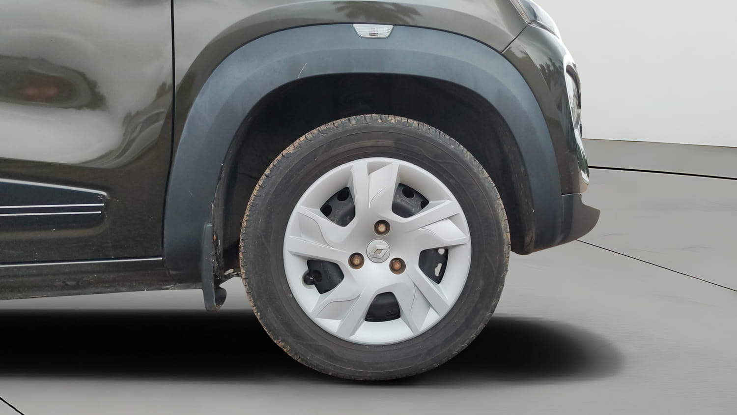 Used 2022 Renault Kwid RXT 1.0 AMT Petrol Automatic tyres RIGHT FRONT TYRE RIM VIEW