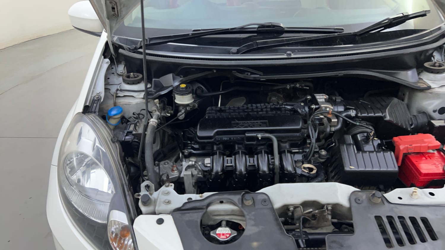 Used 2013 Honda Amaze 1.2 S AT i-VTEC Petrol Automatic engine ENGINE RIGHT SIDE HINGE & APRON VIEW