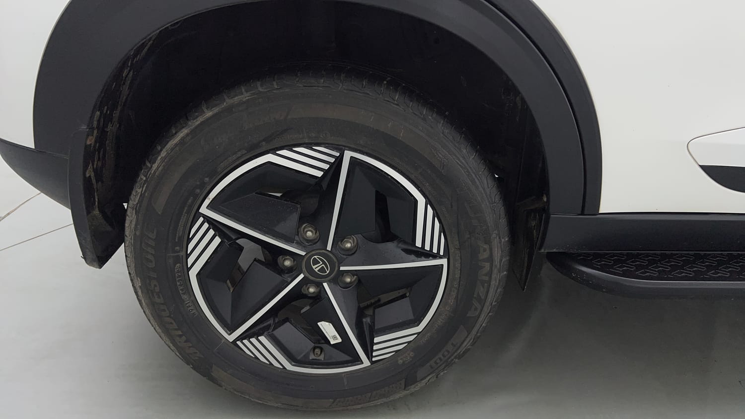 Used 2024 tata Nexon Fearless S 1.2 Revotron Petrol 7DCA Dual Tone Petrol Automatic tyres RIGHT REAR TYRE RIM VIEW