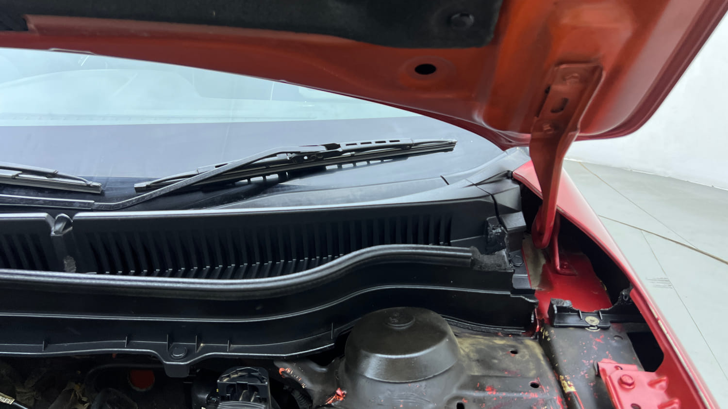 Used 2016 Maruti Suzuki Vitara Brezza [2016-2020] ZDi Diesel Manual engine ENGINE LEFT SIDE HINGE & APRON VIEW