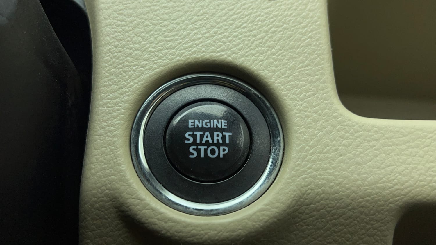Used 2015 Maruti Suzuki Ciaz ZXI+ Petrol Manual top_features Keyless start