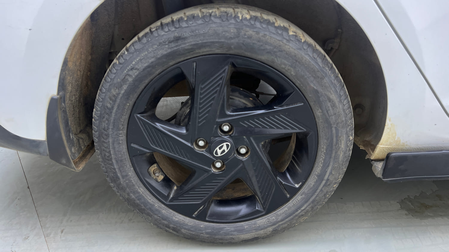 Used 2021 Hyundai Verna SX 1.5 VTVT IVT Petrol Automatic tyres RIGHT REAR TYRE RIM VIEW