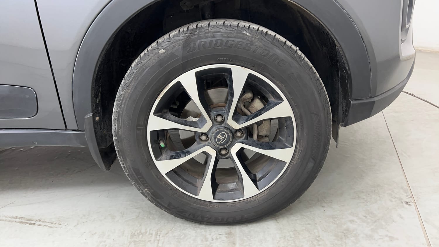 Used 2021 Tata Nexon XZA Plus (S) Petrol Automatic tyres RIGHT FRONT TYRE RIM VIEW