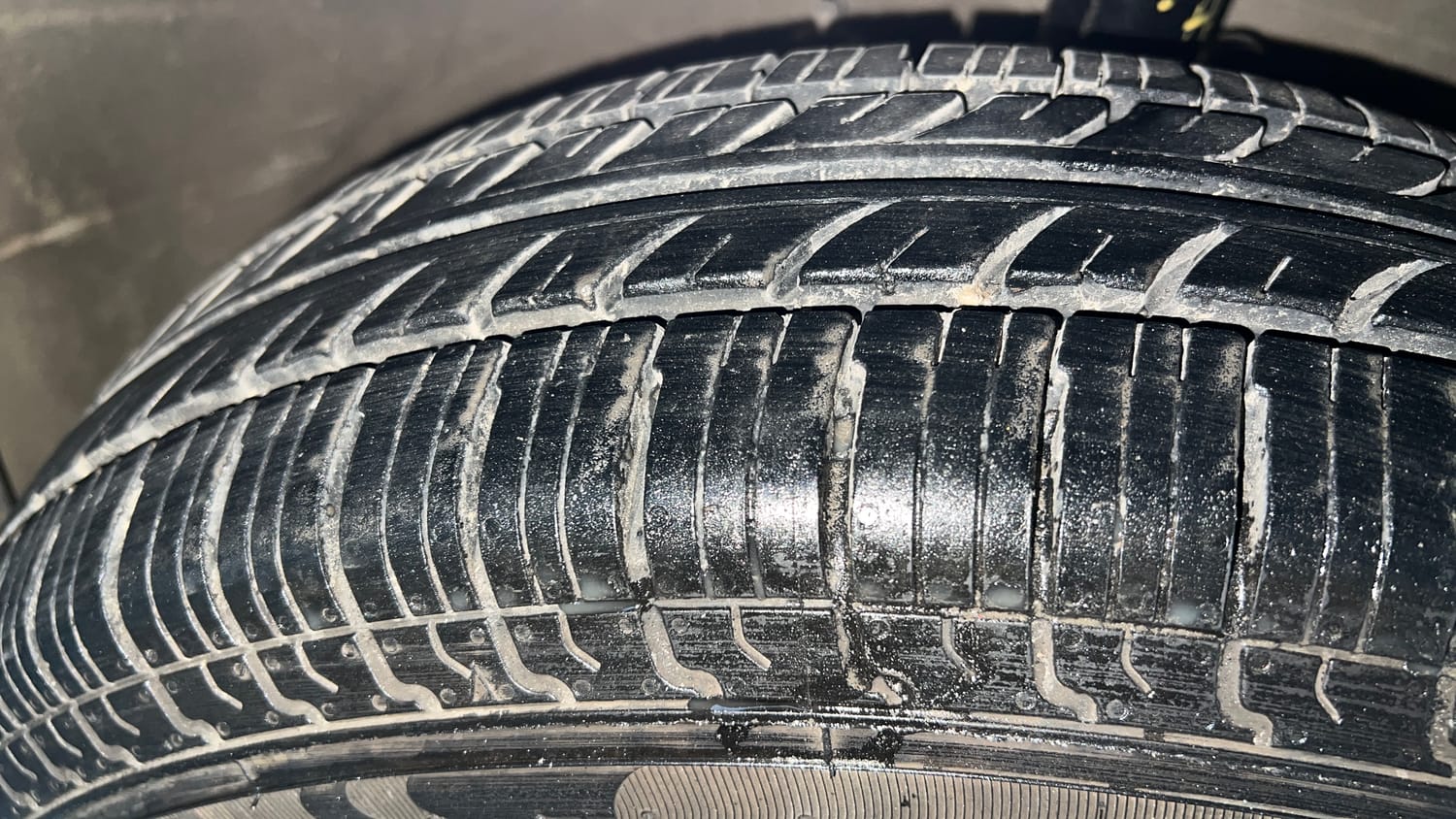 Used 2015 Maruti Suzuki Ritz Lxi BS-IV Petrol Manual tyres RIGHT FRONT TYRE TREAD VIEW