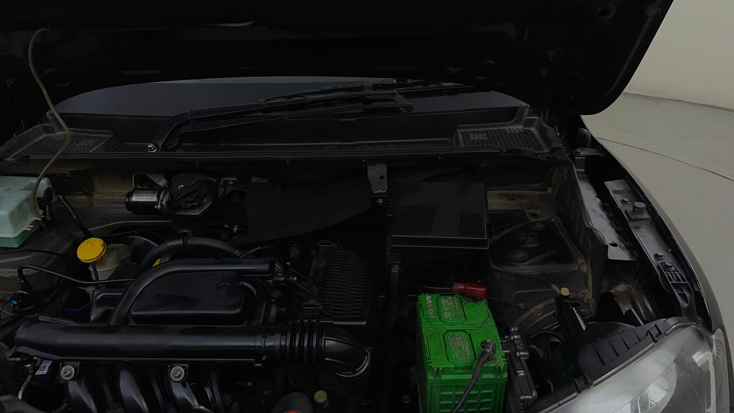 Used 2018 Renault Kwid 1.0 RXT AMT Petrol Automatic engine ENGINE LEFT SIDE HINGE & APRON VIEW