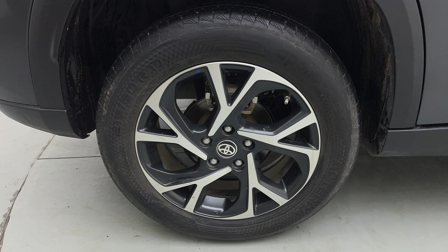Used 2025 Toyota Urban Cruiser Hyryder V Hybrid Hybrid Automatic tyres RIGHT REAR TYRE RIM VIEW