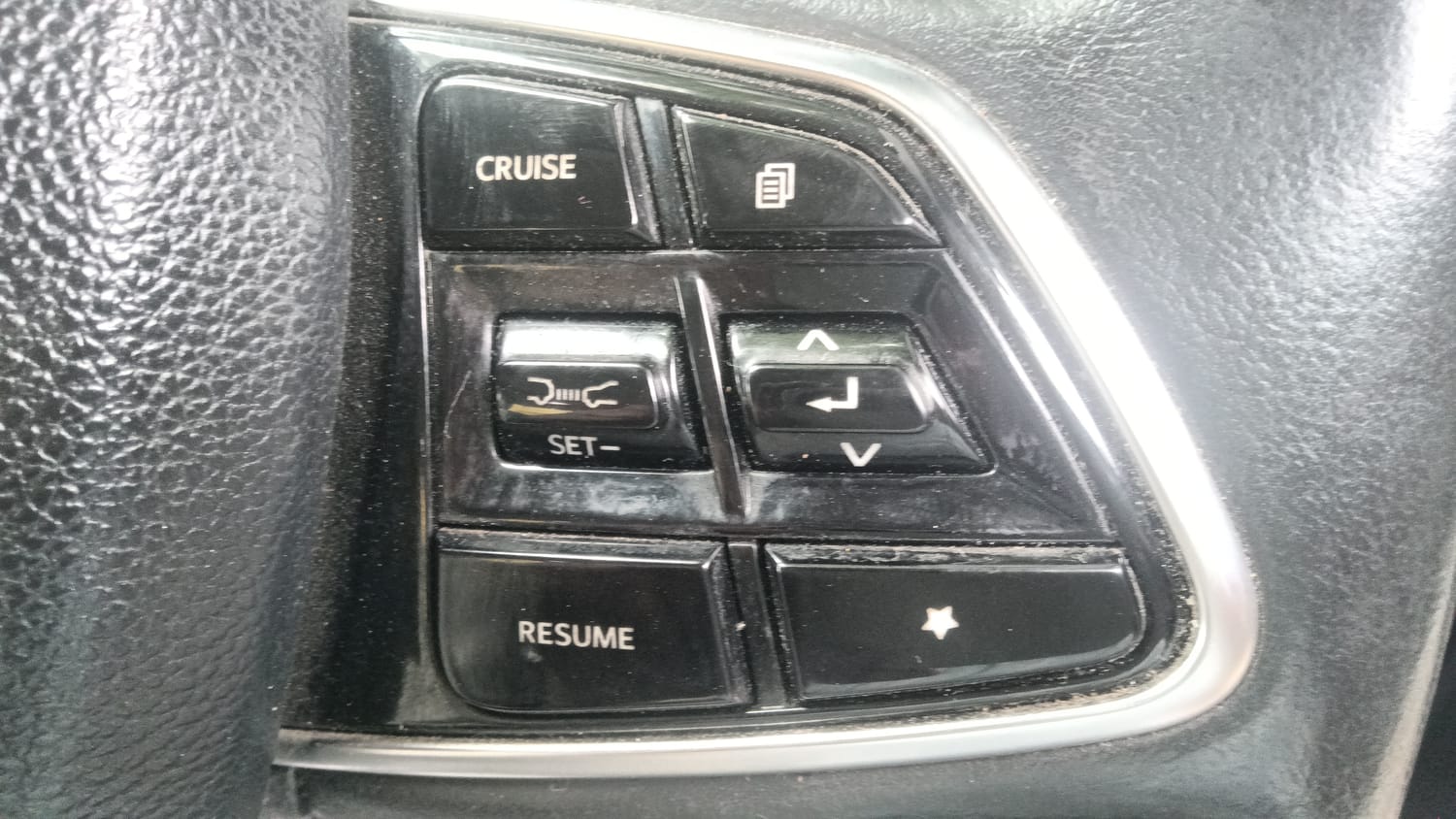 Used 2021 Mahindra XUV700 AX 7 Petrol AT Luxury Pack 7 STR Petrol Automatic top_features Cruise control
