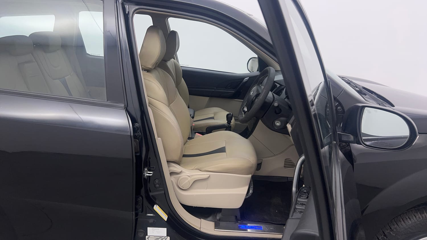 Used 2016 Mahindra XUV500 W4 Diesel Manual interior RIGHT SIDE FRONT DOOR CABIN VIEW