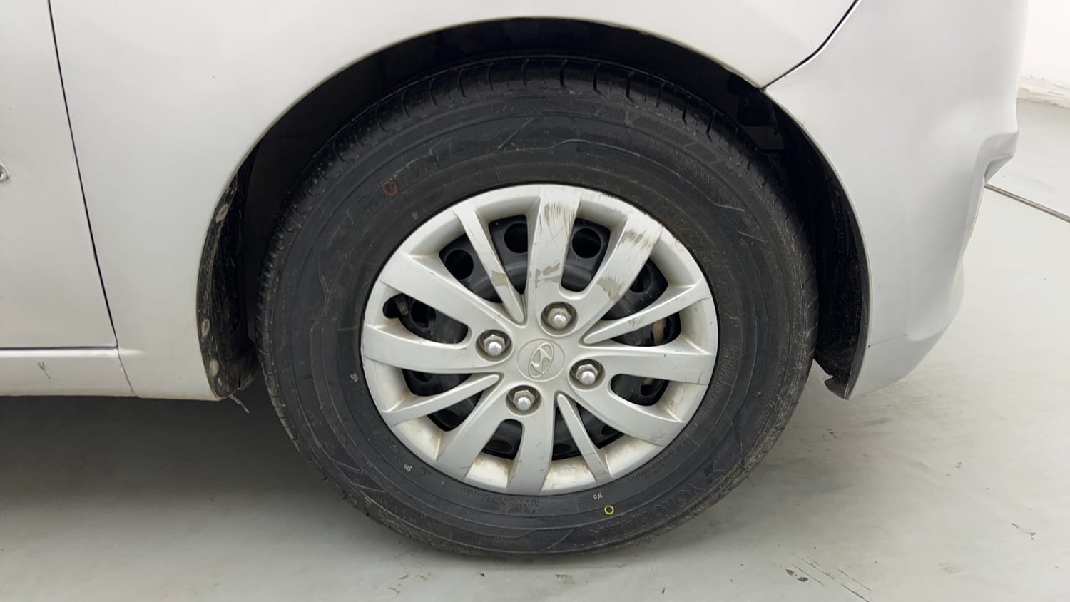Used 2014 Hyundai i10 Sportz 1.1 iRDE2 Petrol Manual tyres RIGHT FRONT TYRE RIM VIEW
