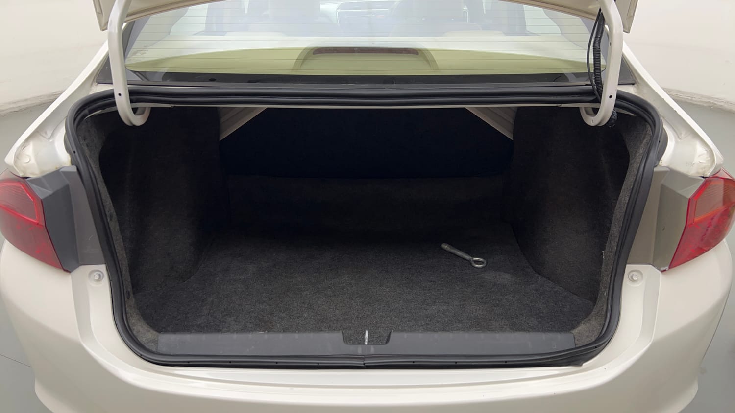 Used 2015 Honda City V Petrol Manual interior DICKY INSIDE VIEW