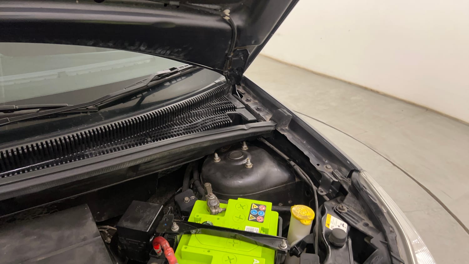 Used 2012 Ford Figo Duratec Petrol ZXI 1.2 Petrol Manual engine ENGINE LEFT SIDE HINGE & APRON VIEW