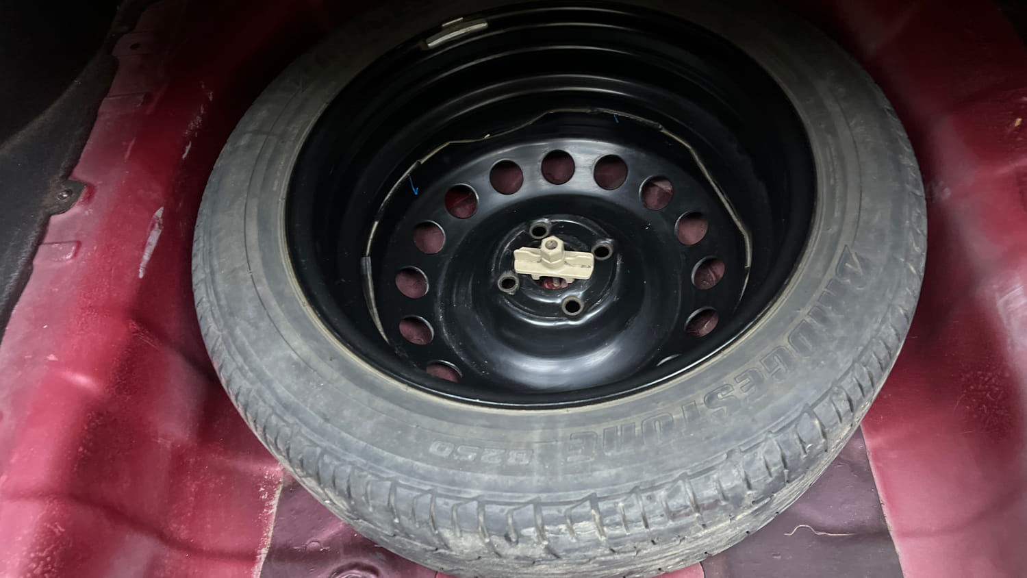 Used 2014 Hyundai Verna Fluidic 1.6 VTVT SX AT Petrol Automatic tyres SPARE TYRE VIEW