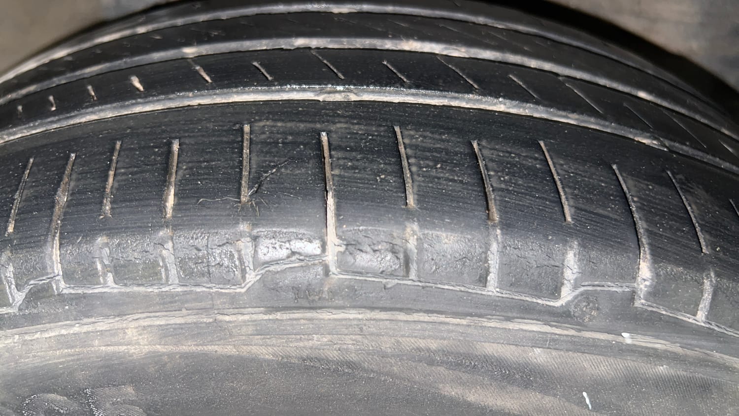 Used 2015 Honda City VX CVT Petrol Automatic tyres RIGHT REAR TYRE TREAD VIEW