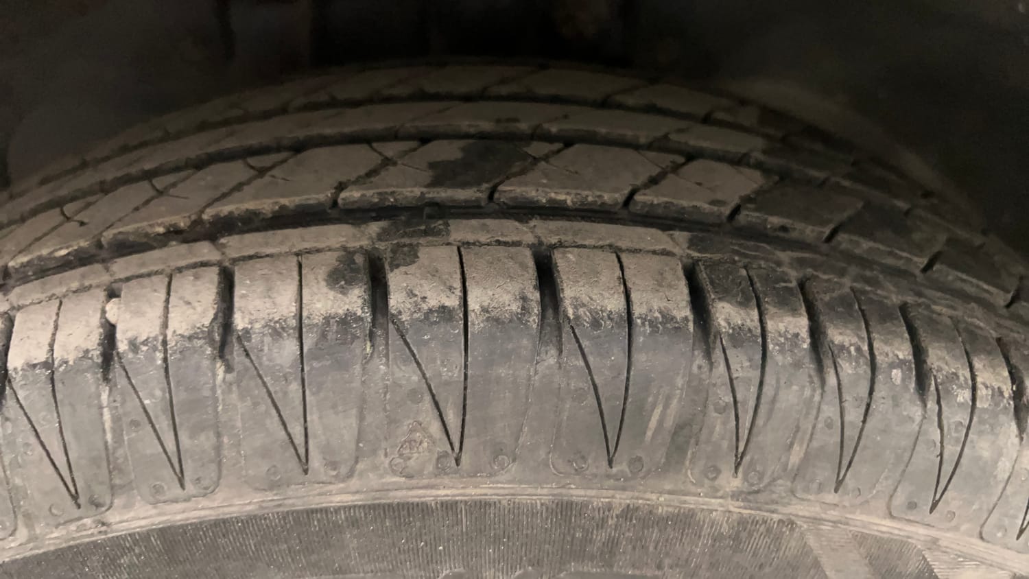 Used 2012 Ford Figo Duratec Petrol ZXI 1.2 Petrol Manual tyres LEFT FRONT TYRE TREAD VIEW