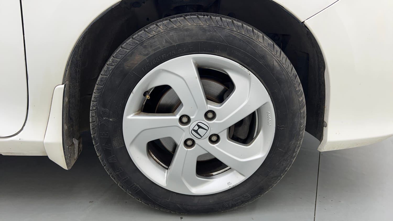 Used 2015 Honda City V Petrol Manual tyres RIGHT FRONT TYRE RIM VIEW