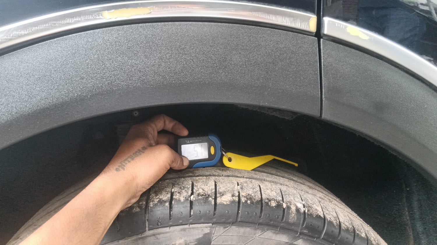 Used 2021 Mahindra XUV700 AX 7 Petrol AT Luxury Pack 7 STR Petrol Automatic tyres RIGHT REAR TYRE TREAD VIEW