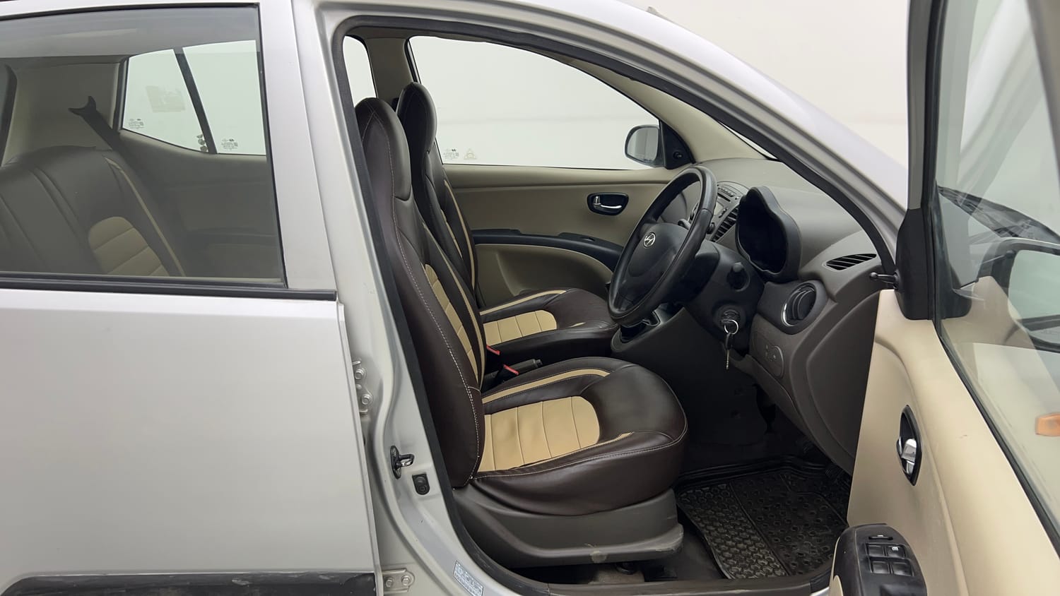 Used 2014 Hyundai i10 Sportz 1.1 iRDE2 Petrol Manual interior RIGHT SIDE FRONT DOOR CABIN VIEW