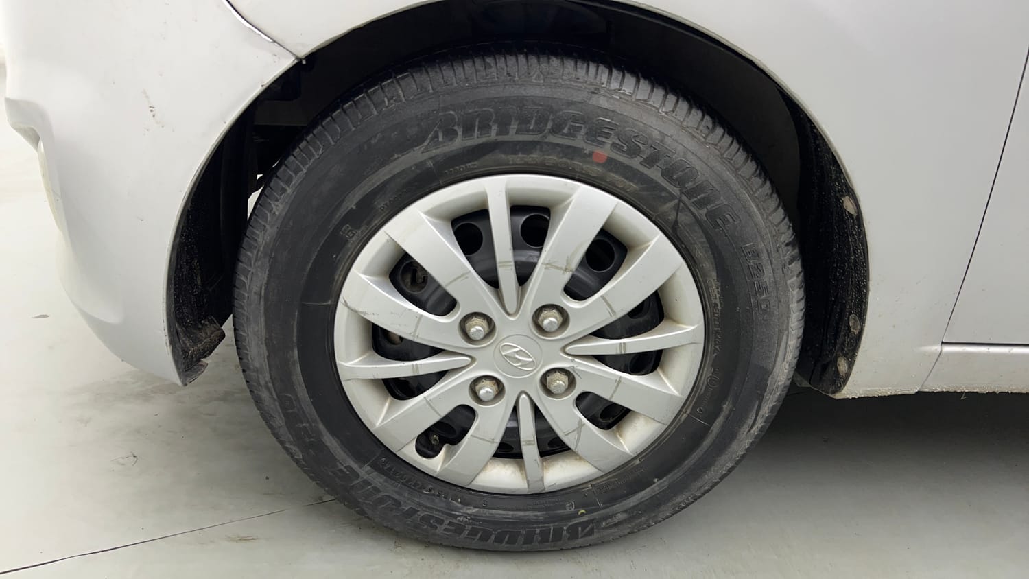 Used 2014 Hyundai i10 Sportz 1.1 iRDE2 Petrol Manual tyres LEFT FRONT TYRE RIM VIEW