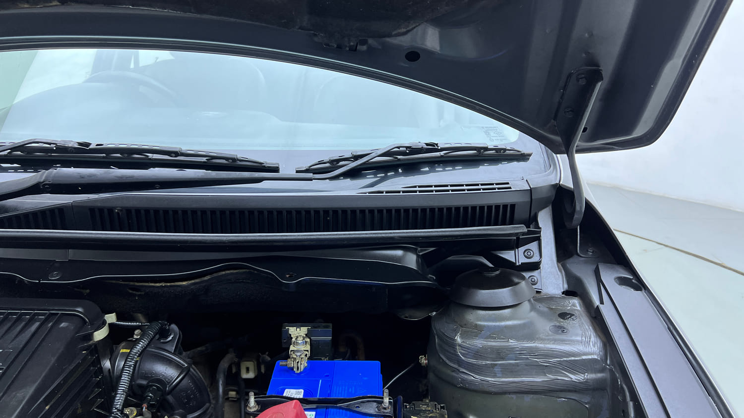 Used 2017 Maruti Suzuki Ciaz ZXI+ Petrol Manual engine ENGINE LEFT SIDE HINGE & APRON VIEW