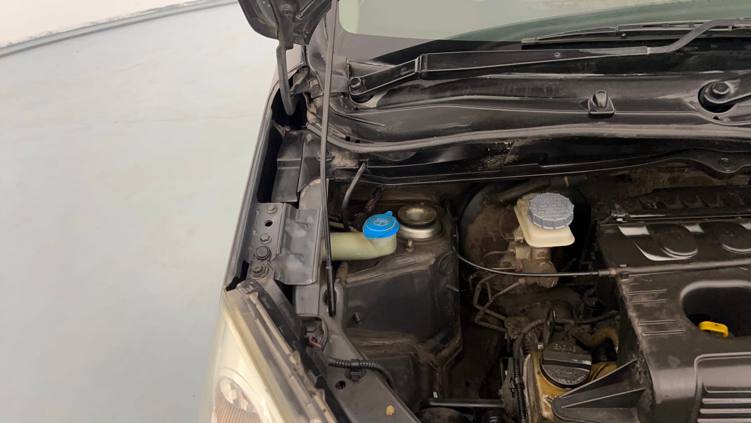 Used 2012 Maruti Suzuki Wagon R 1.0 VXi Petrol Manual engine ENGINE RIGHT SIDE HINGE & APRON VIEW