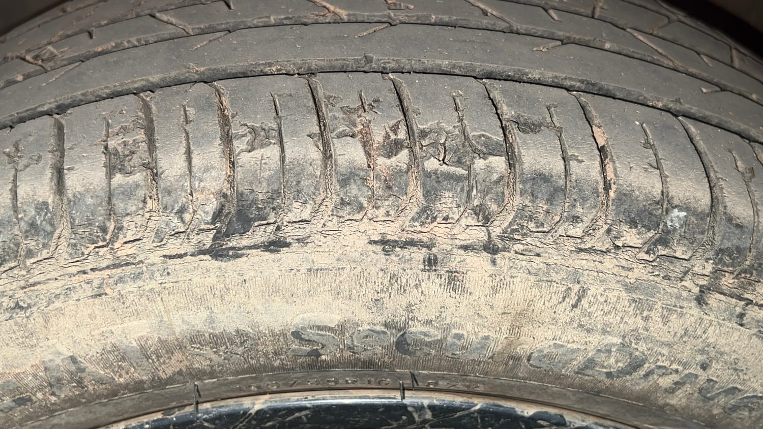 Used 2021 Hyundai i20 Sportz 1.2 MT Petrol Manual tyres LEFT FRONT TYRE TREAD VIEW