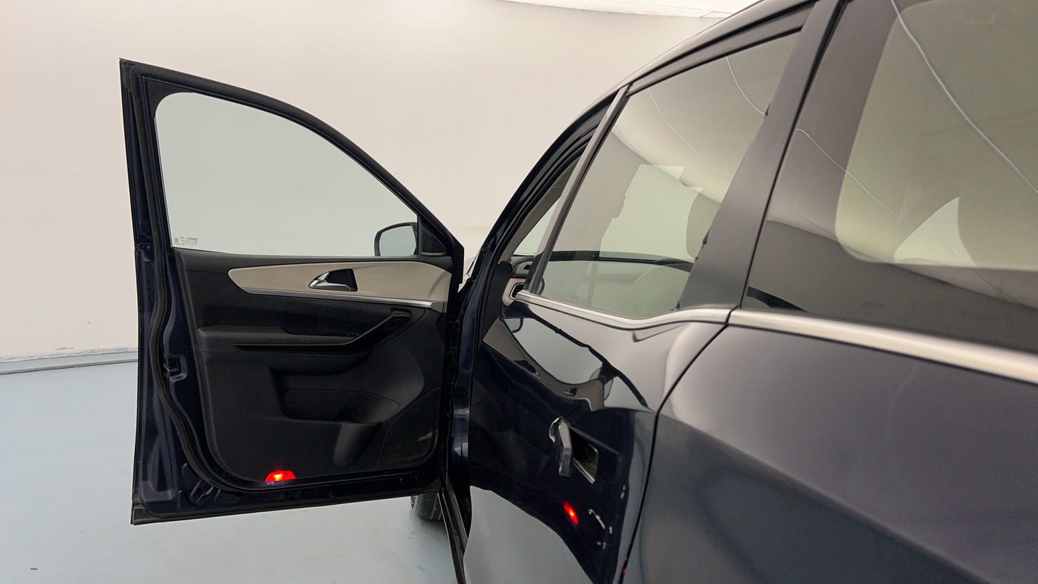 Used 2021 Mahindra XUV700 AX 7 Petrol AT Luxury Pack 7 STR Petrol Automatic interior LEFT FRONT DOOR OPEN VIEW