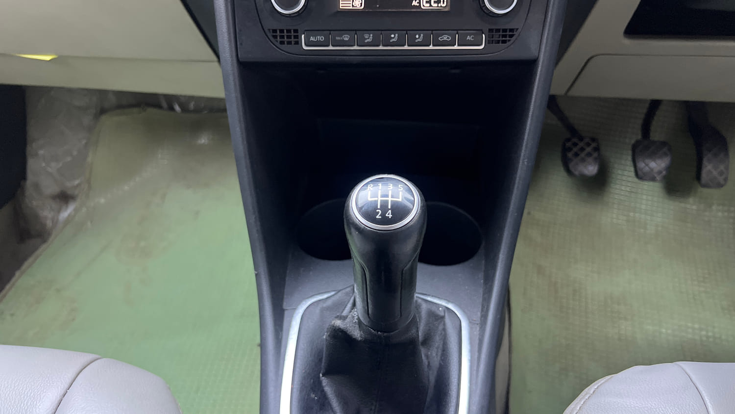 Used 2013 Volkswagen Polo Highline1.2L (P) Petrol Manual interior GEAR  KNOB VIEW
