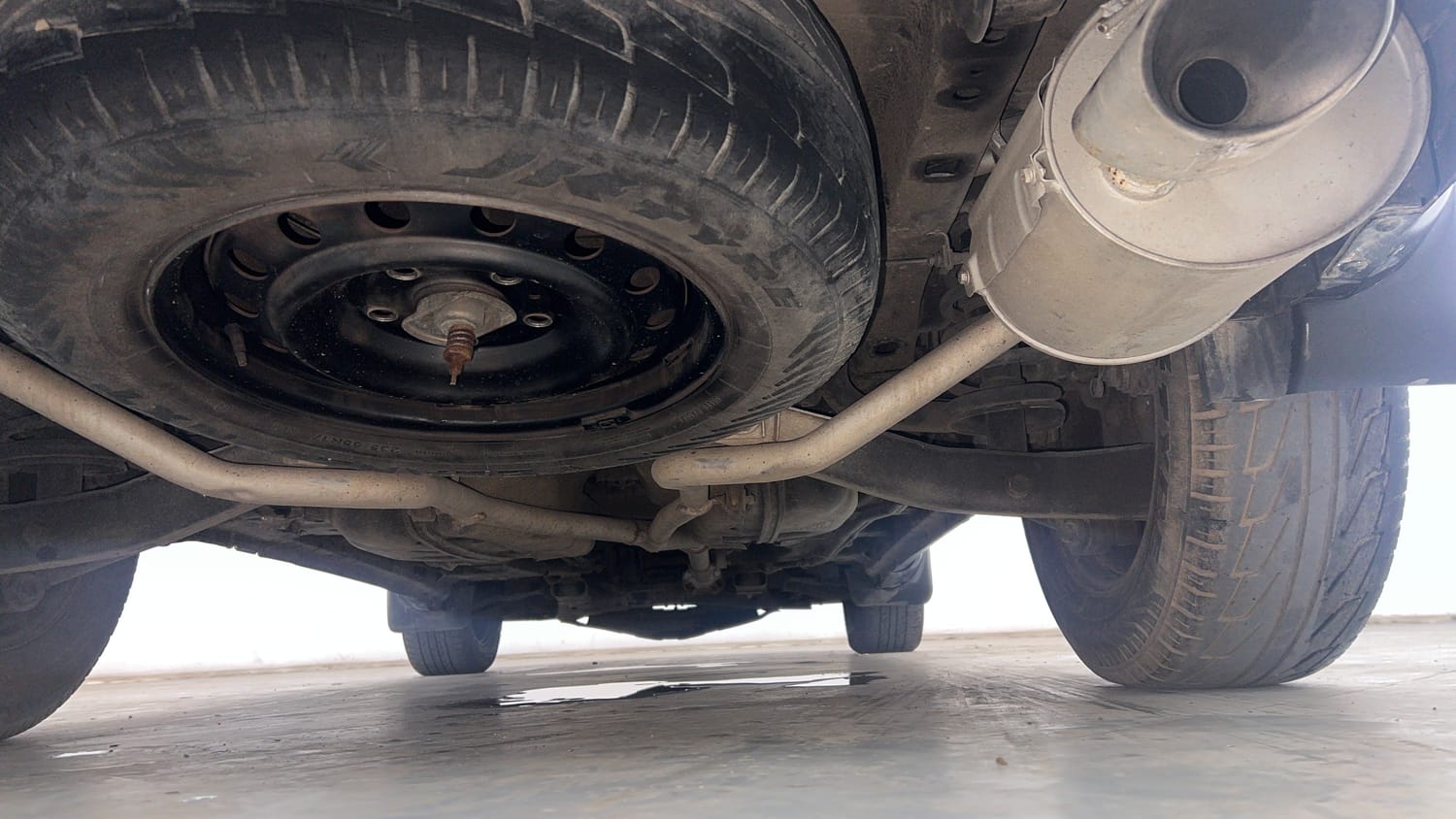 Used 2016 Mahindra XUV500 W4 Diesel Manual extra REAR UNDERBODY VIEW (TAKEN FROM REAR)